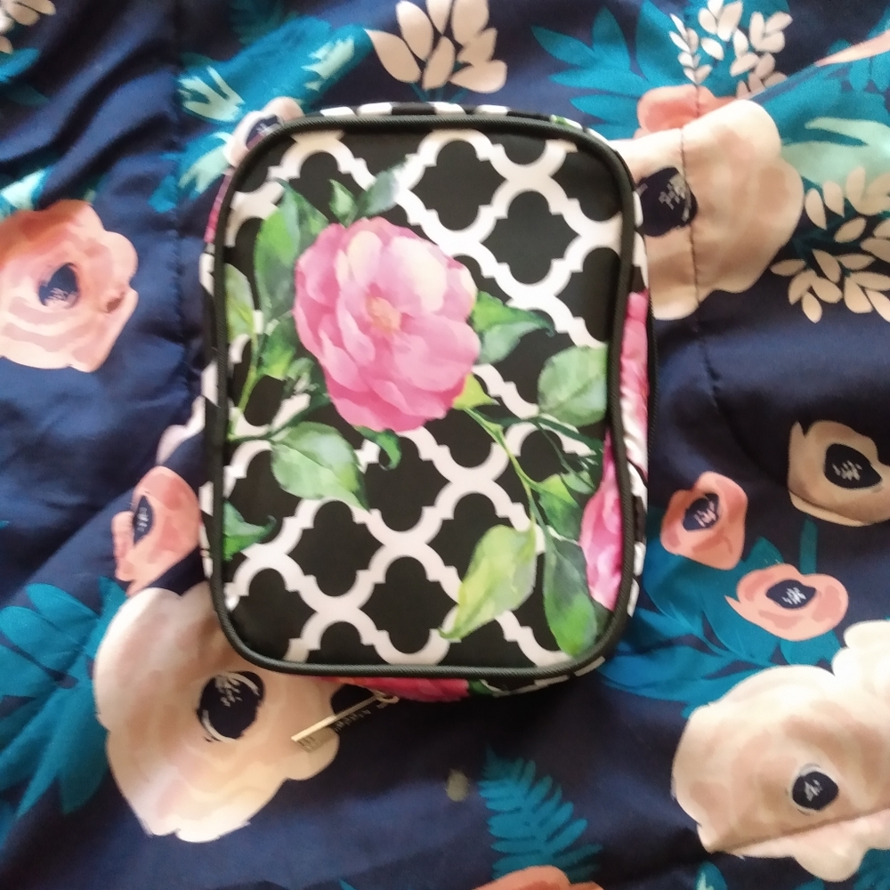 Nwot makeup bag - Picture 3 of 3